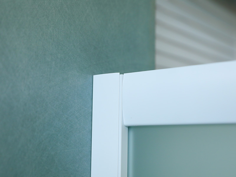 SQ 슬라이딩 샤워 인클로저, 인쇄가 있는 매트 강화 유리, 흰색 알루미늄 프로파일, 이중 구멍 핸들, 트레이 포함 SQ 슬라이딩 샤워 인클로저, 인쇄가 있는 매트 강화 유리, 흰색 알루미늄 프로파일, 이중 구멍 핸들, 트레이 포함