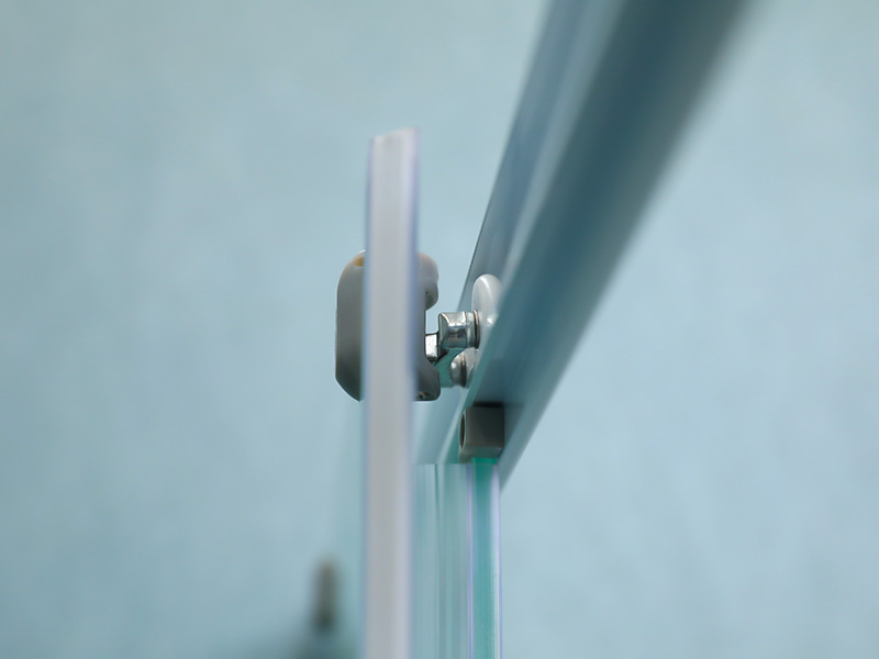 SQ 슬라이딩 샤워 인클로저, 인쇄가 있는 매트 강화 유리, 흰색 알루미늄 프로파일, 이중 구멍 핸들, 트레이 포함 SQ 슬라이딩 샤워 인클로저, 인쇄가 있는 매트 강화 유리, 흰색 알루미늄 프로파일, 이중 구멍 핸들, 트레이 포함