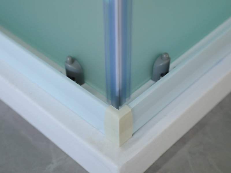 SQ 슬라이딩 샤워 인클로저, 인쇄가 있는 매트 강화 유리, 흰색 알루미늄 프로파일, 이중 구멍 핸들, 트레이 포함 SQ 슬라이딩 샤워 인클로저, 인쇄가 있는 매트 강화 유리, 흰색 알루미늄 프로파일, 이중 구멍 핸들, 트레이 포함