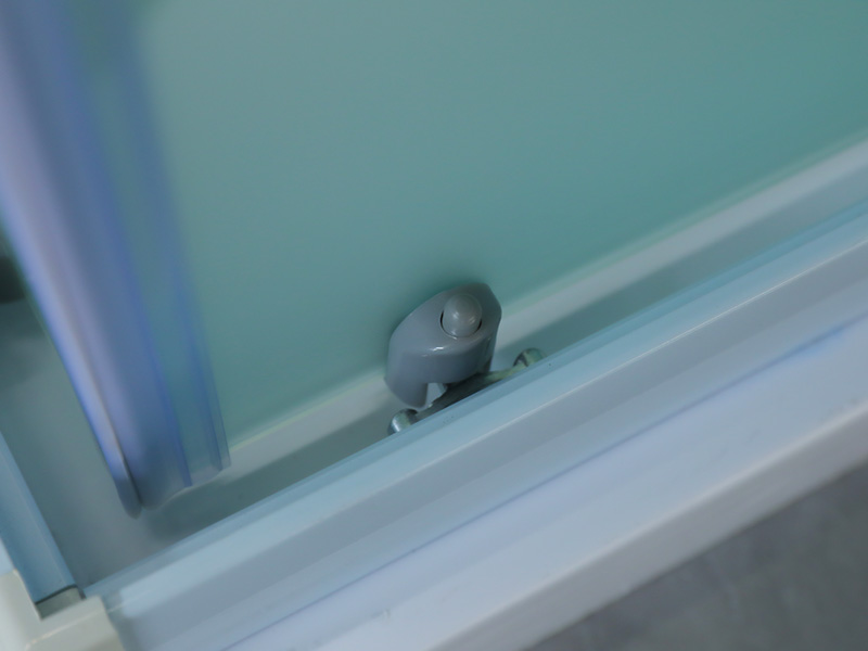 SQ 슬라이딩 샤워 인클로저, 인쇄가 있는 매트 강화 유리, 흰색 알루미늄 프로파일, 이중 구멍 핸들, 트레이 포함 SQ 슬라이딩 샤워 인클로저, 인쇄가 있는 매트 강화 유리, 흰색 알루미늄 프로파일, 이중 구멍 핸들, 트레이 포함