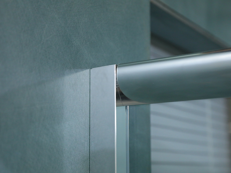 SE 슬라이딩 샤워 인클로저, 인쇄 기능이 있는 투명 강화 유리, 크롬 알루미늄 프로파일, 이중 구멍 손잡이, 트레이 포함 SE 슬라이딩 샤워 인클로저, 인쇄 기능이 있는 투명 강화 유리, 크롬 알루미늄 프로파일, 이중 구멍 손잡이, 트레이 포함