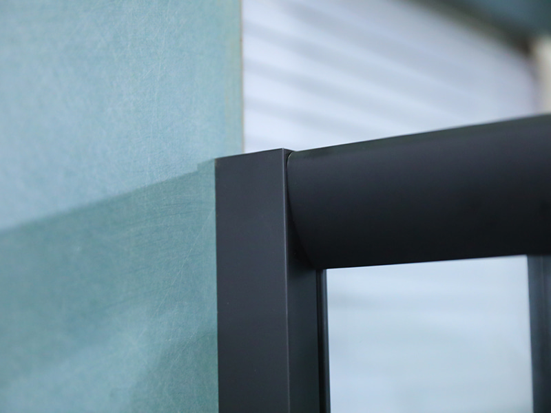 RE 슬라이딩 샤워 인클로저, 인쇄가 있는 투명 강화 유리, 검정색 알루미늄 프로파일, 이중 구멍 손잡이, 트레이 포함 RE 슬라이딩 샤워 인클로저, 인쇄가 있는 투명 강화 유리, 검정색 알루미늄 프로파일, 이중 구멍 손잡이, 트레이 포함