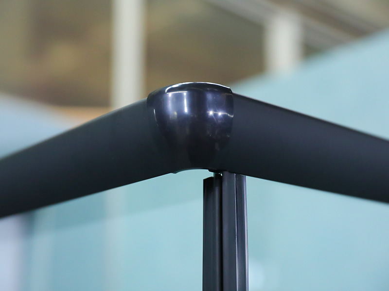 RE 슬라이딩 샤워 인클로저, 인쇄가 있는 투명 강화 유리, 검정색 알루미늄 프로파일, 이중 구멍 손잡이, 트레이 포함 RE 슬라이딩 샤워 인클로저, 인쇄가 있는 투명 강화 유리, 검정색 알루미늄 프로파일, 이중 구멍 손잡이, 트레이 포함