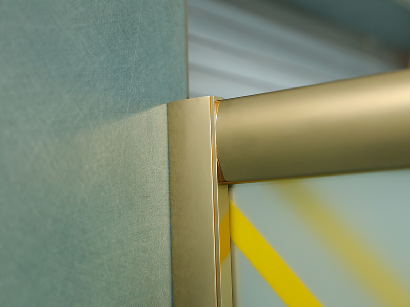 RE 슬라이딩 샤워 인클로저, 인쇄 기능이 있는 매트 강화 유리, 골드 알루미늄 프로파일, 이중 구멍 핸들, 트레이 포함 RE 슬라이딩 샤워 인클로저, 인쇄 기능이 있는 매트 강화 유리, 골드 알루미늄 프로파일, 이중 구멍 핸들, 트레이 포함