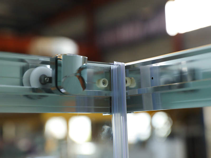 RE 슬라이딩 샤워 인클로저, 투명 강화 유리, 크롬 알루미늄 프로파일, 이중 구멍 손잡이, 트레이 포함 RE 슬라이딩 샤워 인클로저, 투명 강화 유리, 크롬 알루미늄 프로파일, 이중 구멍 손잡이, 트레이 포함