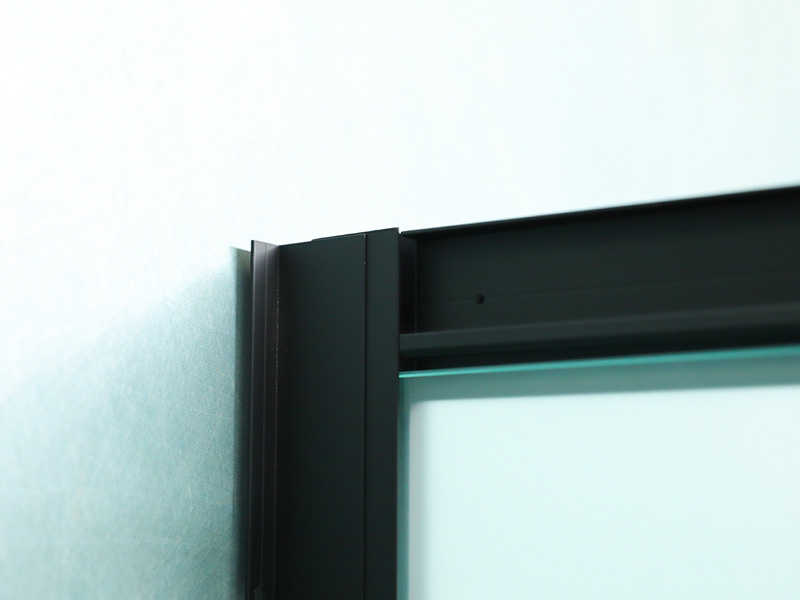 SQ 슬라이딩 샤워 인클로저, 인쇄가 있는 무광택 강화 유리, 검정색 알루미늄 프로파일, 이중 구멍 손잡이, 트레이 포함 SQ 슬라이딩 샤워 인클로저, 인쇄가 있는 무광택 강화 유리, 검정색 알루미늄 프로파일, 이중 구멍 손잡이, 트레이 포함