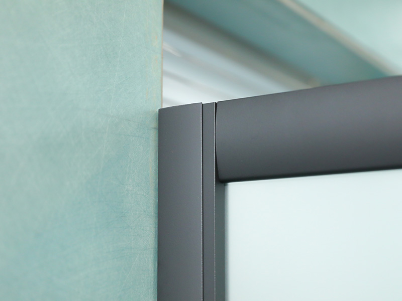 SQ 슬라이딩 샤워 인클로저, 인쇄가 있는 무광택 강화 유리, 검정색 알루미늄 프로파일, 이중 구멍 손잡이, 트레이 포함 SQ 슬라이딩 샤워 인클로저, 인쇄가 있는 무광택 강화 유리, 검정색 알루미늄 프로파일, 이중 구멍 손잡이, 트레이 포함