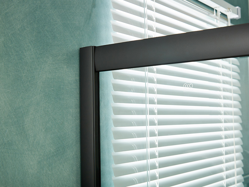 SQ 슬라이딩 샤워 인클로저, 투명 강화 유리, 검정색 알루미늄 프로파일, 이중 구멍 손잡이, 트레이 포함 SQ 슬라이딩 샤워 인클로저, 투명 강화 유리, 검정색 알루미늄 프로파일, 이중 구멍 손잡이, 트레이 포함